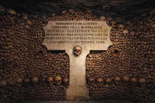 Стена, построенная из костей и черепов.webp