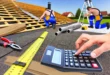 Dachverlegung mit Werkzeugen und Rechner, Dachdecker im Hintergrund.