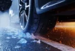 Автомобильная шина на дороге со льдом и жарой, показывающая влияние температуры на давление в шинах.